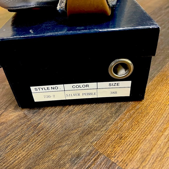 Silver buckle top women flats - Picture 4 of 6